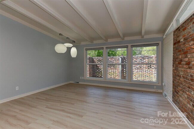 Foto del edificio - 3111 Spring Valley Rd