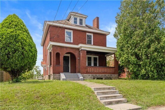 Foto del edificio - Spacious 4 Bedroom, 1 Bath Home in Crafton...