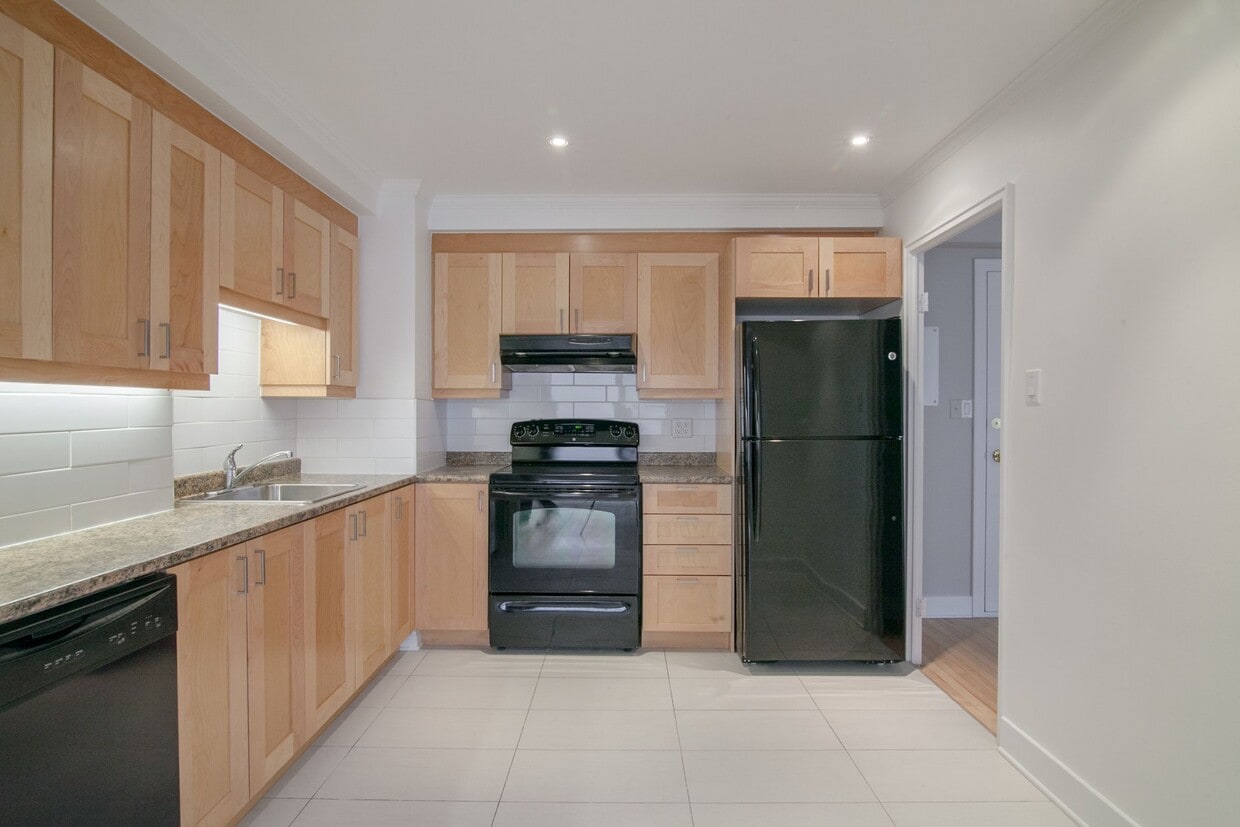 Primary Photo - 3495 Rue de la Montagne