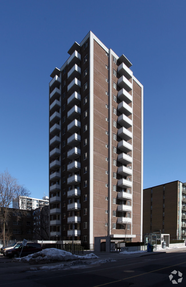 Photo du bâtiment - Cosburn Apartments