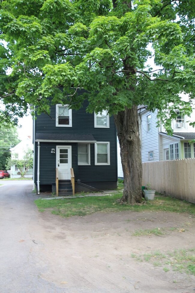 Building Photo - 17 Oneil St