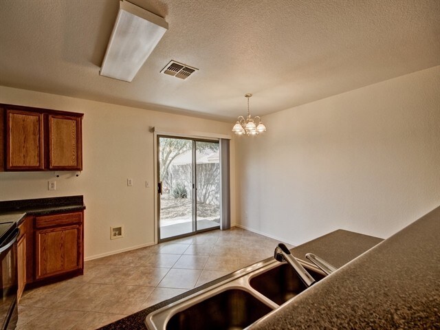 Foto del edificio - 15617 W Caribbean Ln