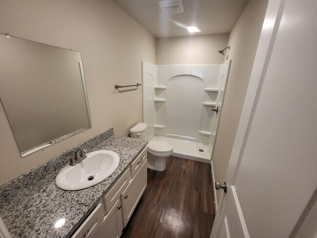 Foto del edificio - 3 bed 2 bath 2 car garage with fenced yard...