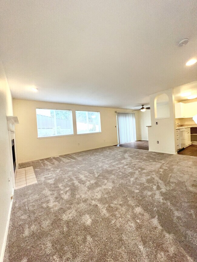 Sala de estar con chimenea de gas - 12604 119th Street Ct E