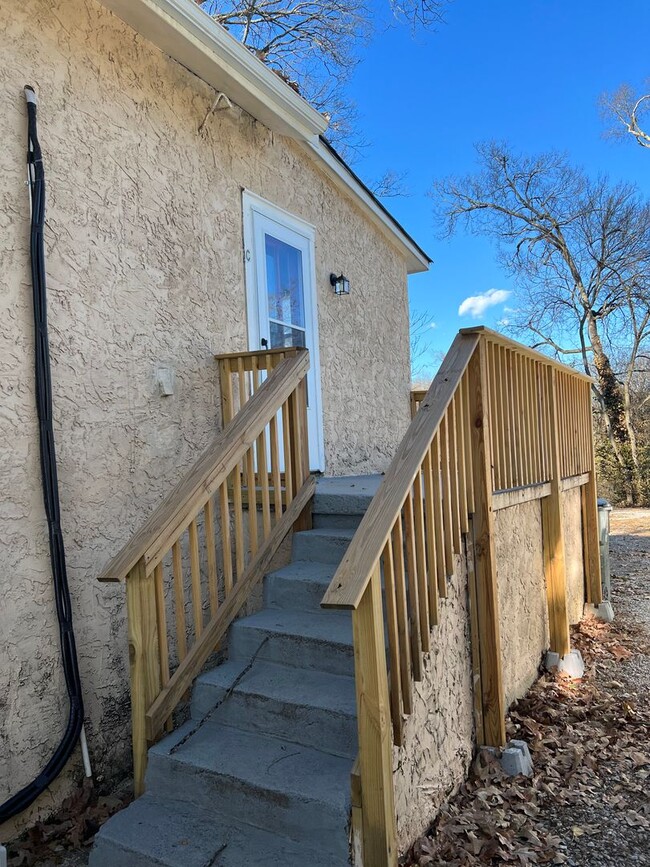 Building Photo - Colville Triplex