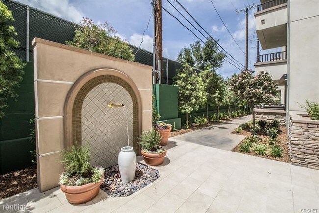 Foto del edificio - 5015 Balboa Blvd