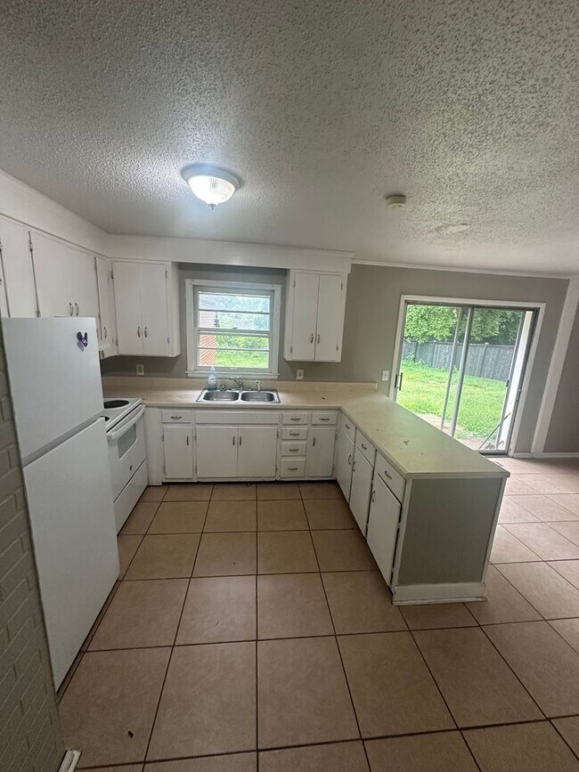 Foto del edificio - 4 Bedroom and 2 Bath home with large yard