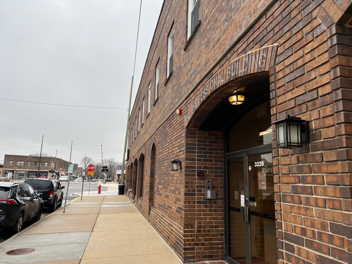 3239 Grove Ave Unit 201, Berwyn, IL 60402 Condo for Rent in Berwyn