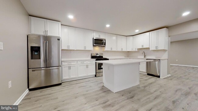 Building Photo - 8304 MAPLEWOOD Dr