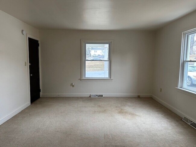 Building Photo - Spacious 1st Floor 1 Bed 1 Bath Apt In Cen...
