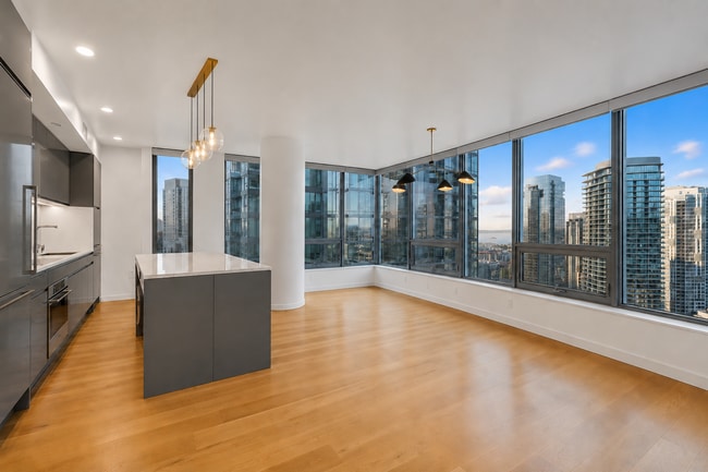 Building Photo - 2Bd/1.75Ba Seattle Condo