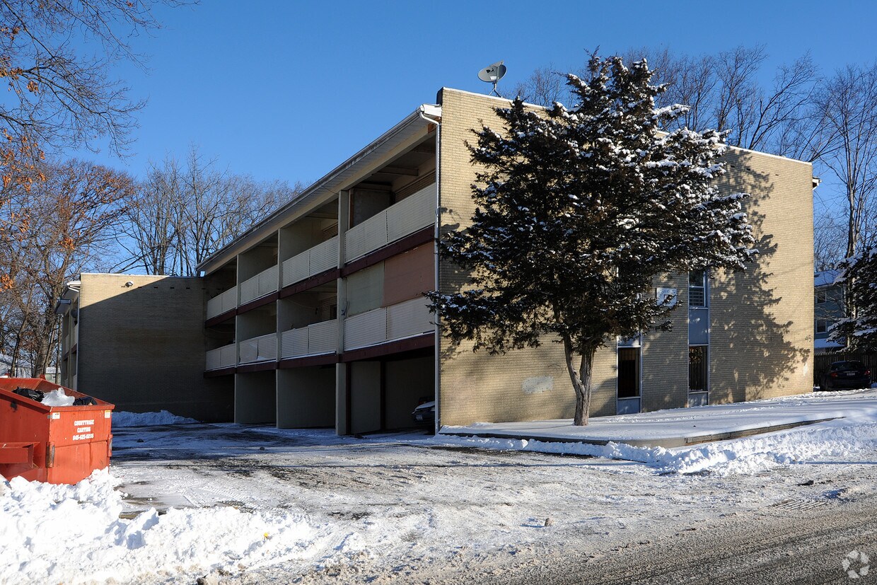 Building Photo - Viking Court Apartments