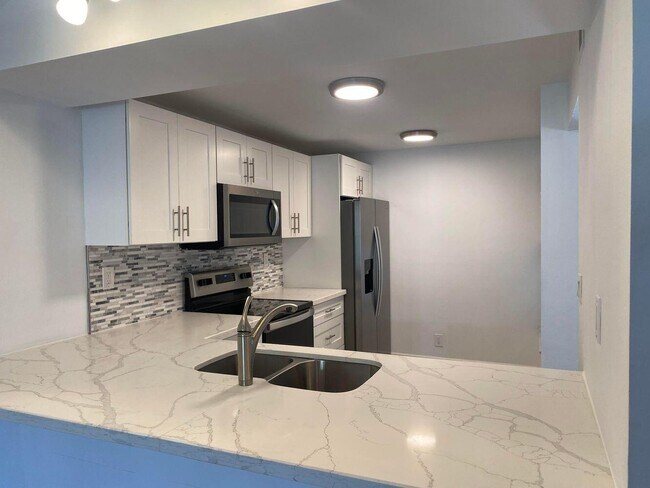 Building Photo - 11 Royal Palm Way