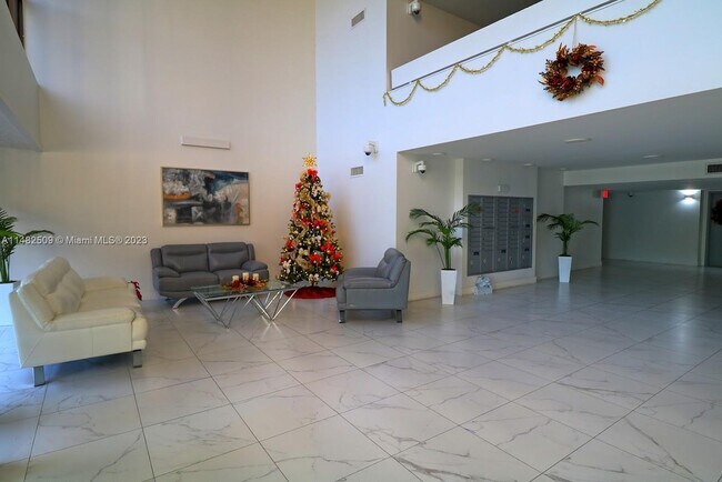 Building Photo - 16500 Golf Club Rd