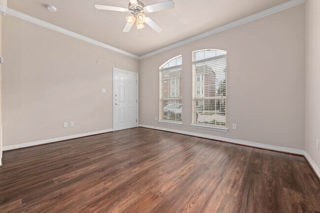 Building Photo - AVAILABLE AUGUST 2026 Spacious 1 Bed, 1 Bath in Lakeridge Townhomes on Bus Route