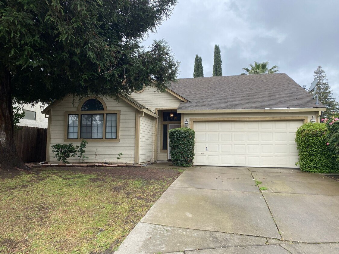 Primary Photo - Three Bed, Two Bath Home with a Two Car Ga...
