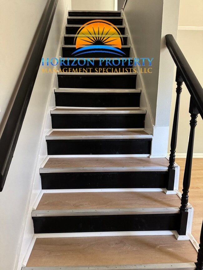 Building Photo - 900 Stevens Ct NE