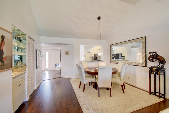 Foto del edificio - 7455 Glendevon Ln