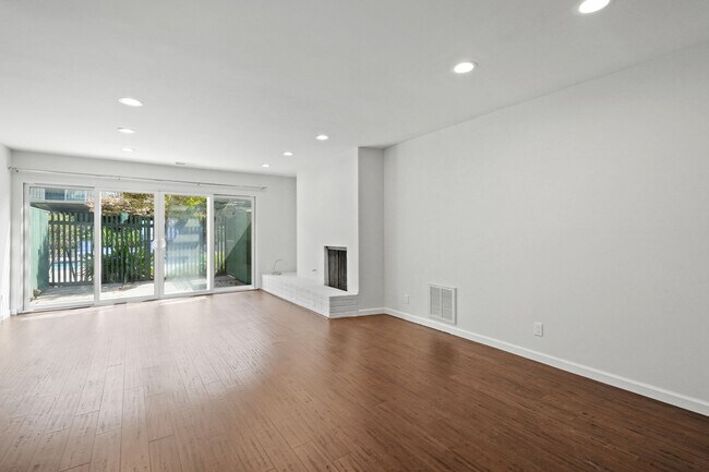 Foto del edificio - Stunning Woodlake Townhome in poolside loc...
