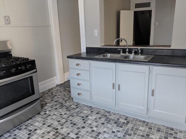 Cocina recién pintada - 935 N 5th St