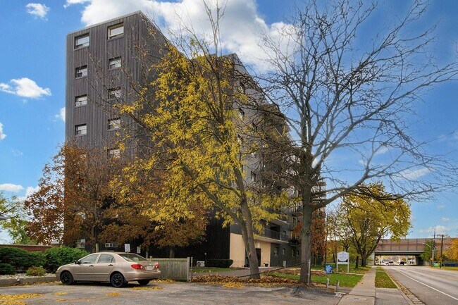 Photo du bâtiment - Regal Tower Apartments - Sarnia