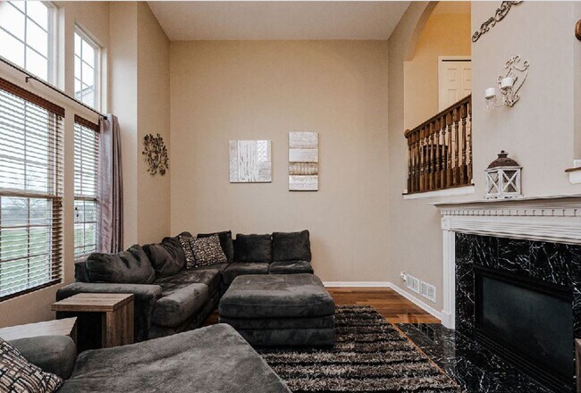 Habitación del primer piso con techo alto - 1161 Kilbery Ln