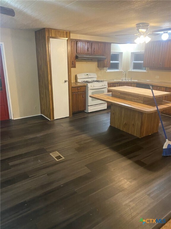 Foto del edificio - 5576 Helm Ln