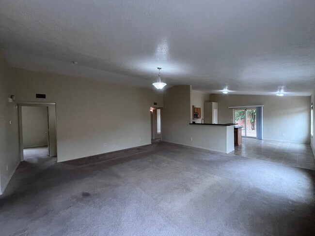 Building Photo - 4 Bedroom 2 Bathroom with 2 Car Garage