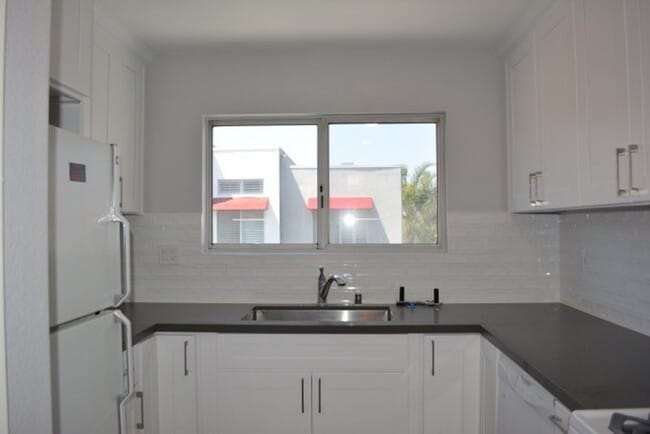 Building Photo - BEAUTIFUL "HILLCREST VILLAGE"  CONDOMINIUM HOME WITH GARAGE