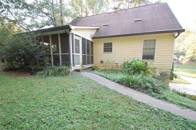 Foto del edificio - 5511 Burrus Ln