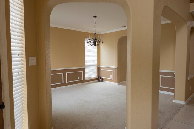 Building Photo - 1411 Delta Dr