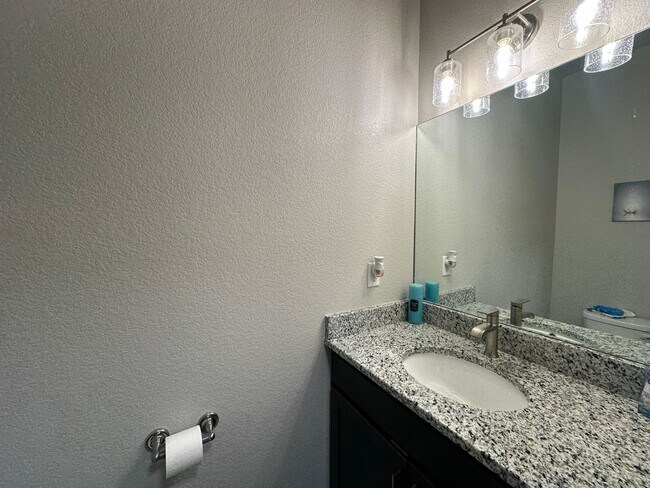 Foto del edificio - Spacious 3-Bed, 3-Bath, 1 Car Garage Townh...