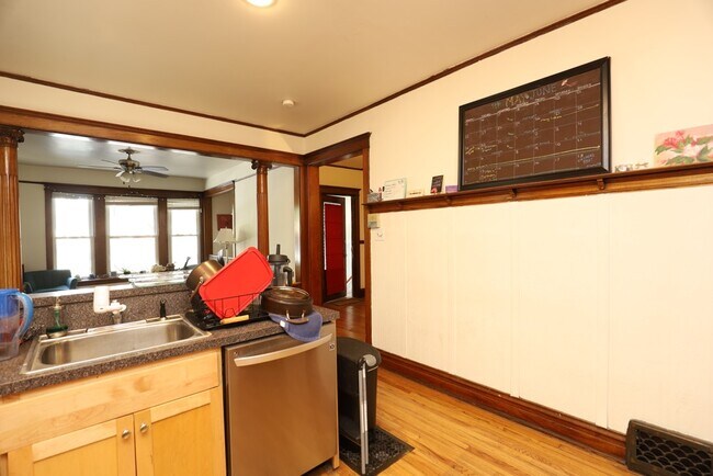 Foto del edificio - 2774 N Kenmore Ave