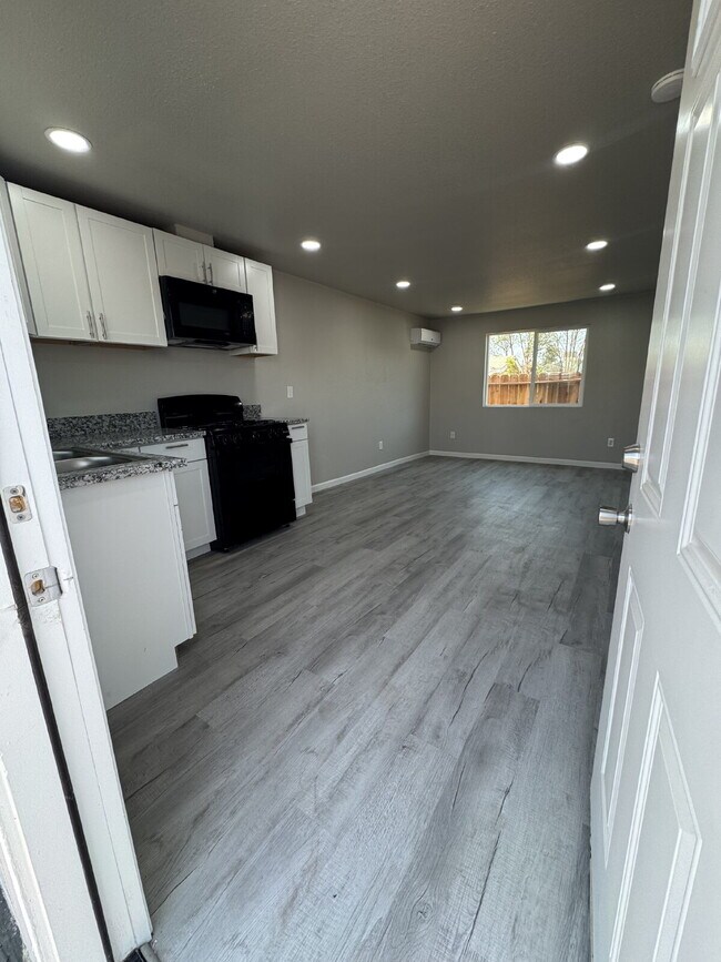 Building Photo - Now Available – Renovated 2 Bed / 1 Bath A...