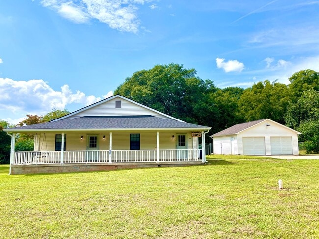 Building Photo - SPACIOUS & Welcoming 4 Bedroom & 3 Bathroo...