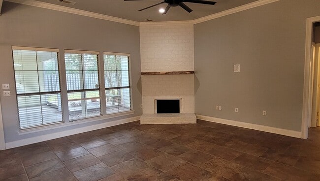 Photo - Beautiful 3 bedroom with large fenced yard & conveniently located House