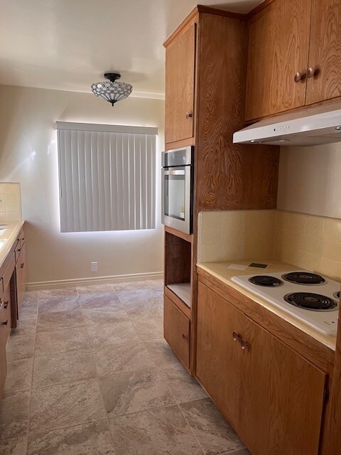 Kitchen and dining area - 763 Southview Rd