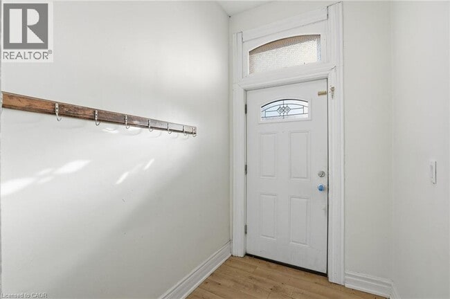 Building Photo - 26 Murray St W