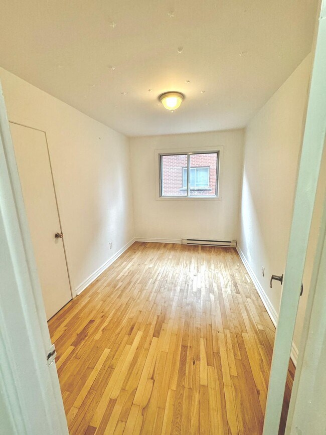 489 Red Cross St Unit 489, Lasalle, QC H8R 2X8 Apartments 489 Red