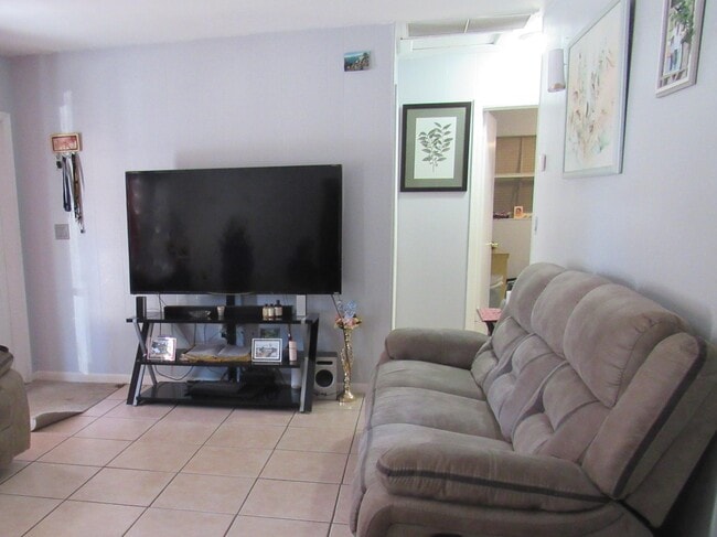 Building Photo - 431 Pensacola Dr