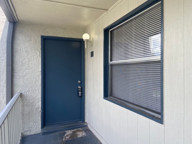 Building Photo - MOVE-IN SPECIAL - $500 CREDIT! 1BD/1BA Apa...