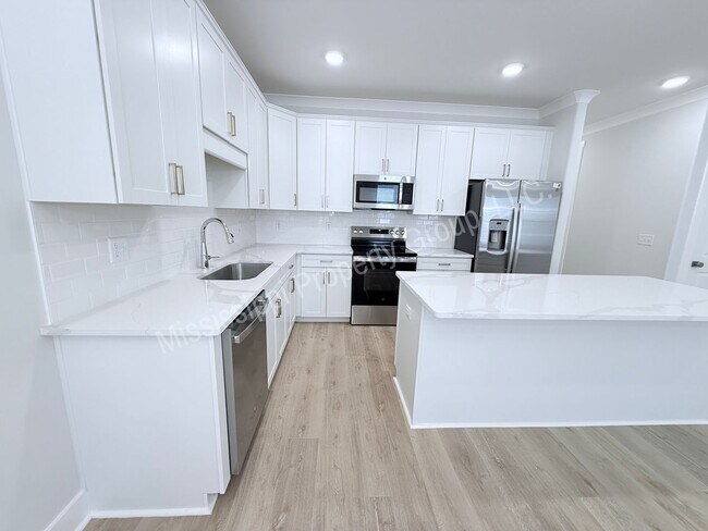 Building Photo - 684 Miramar Ln