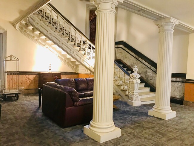 Building Photo - Gorgeous 1-Bedroom Apartment in Center Cit...