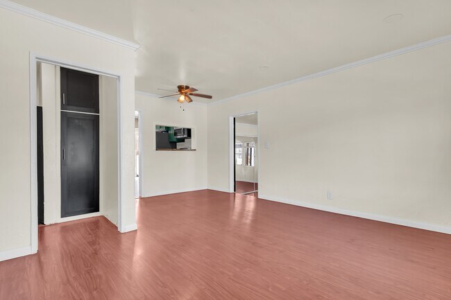 Building Photo - 905 N Albertson Ave