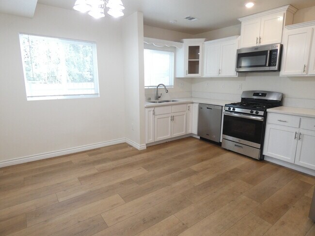 Building Photo - 6634 Hazeltine Ave