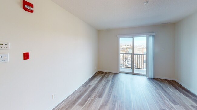 Photo du bâtiment - 10101-10101 101 Ave