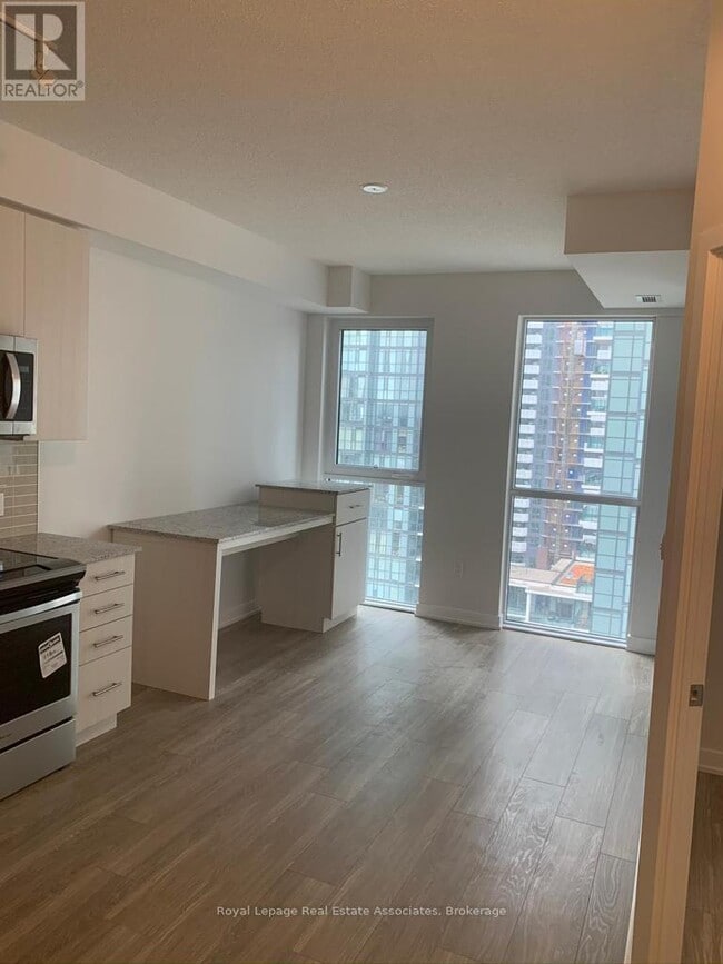 Building Photo - 4055 Parkside Village Dr