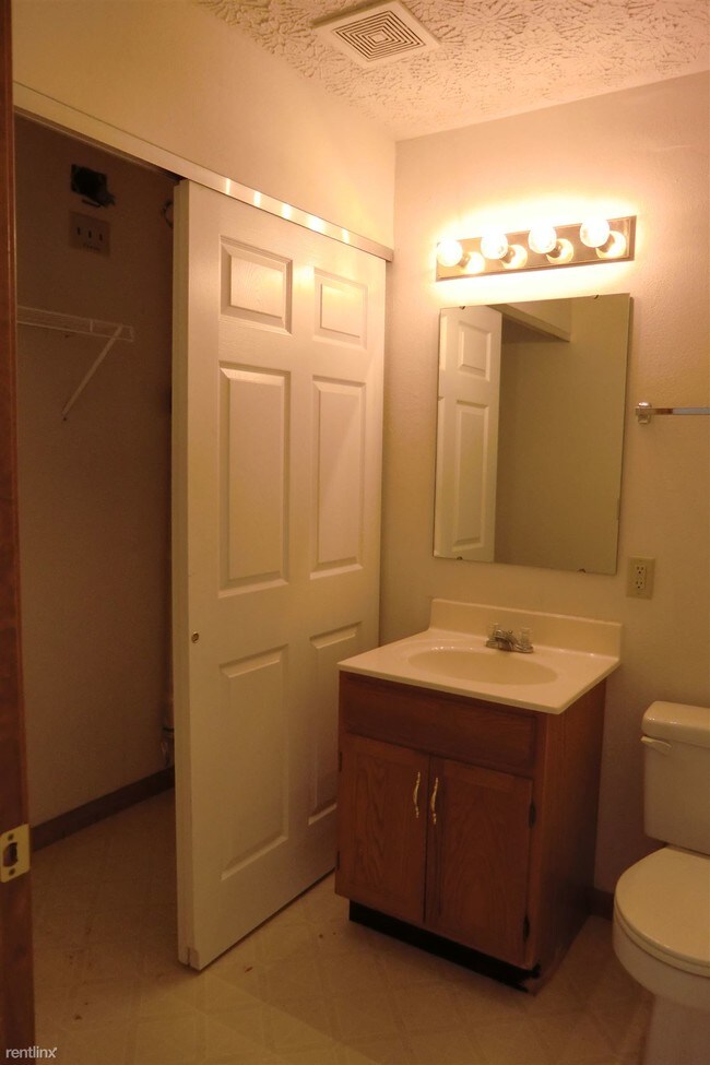 Building Photo - 440 Meadow Dr