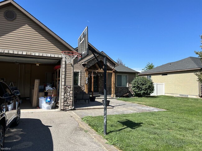 Building Photo - 5 br, 3 bath House - 530 Vern Road