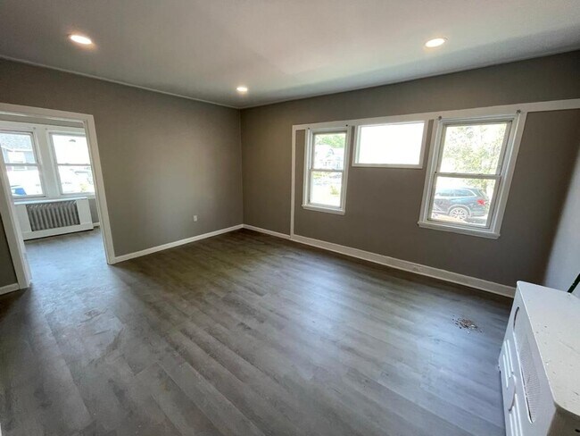 Building Photo - 903 Drake Ave